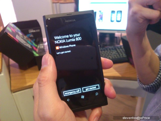 //timgm.eprice.com.hk/hk/mobile/img/2011-11/18/44694/stevenfoo_2_Nokia-Lumia-800_0eeb01d1f43c4873f43838fbb939f625.JPG