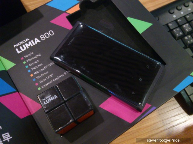 //timgm.eprice.com.hk/hk/mobile/img/2011-11/18/44694/stevenfoo_2_Nokia-Lumia-800_9754f89c51607ab7d6033b1e3011e87e.JPG