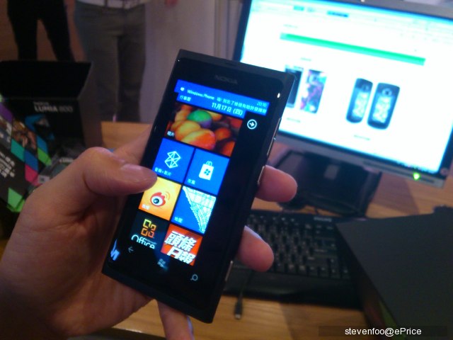 //timgm.eprice.com.hk/hk/mobile/img/2011-11/18/44694/stevenfoo_2_Nokia-Lumia-800_f72cc4b46fe4c259e1c313ace5bcf0de.JPG