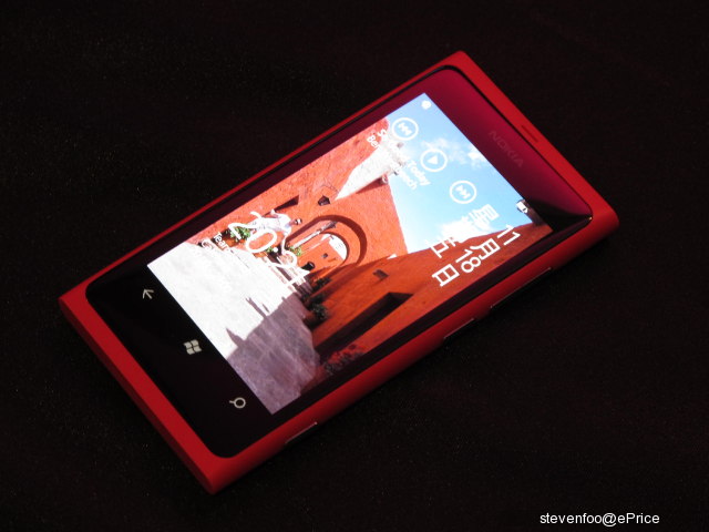 //timgm.eprice.com.hk/hk/mobile/img/2011-11/19/44727/stevenfoo_2_Nokia-Lumia-800_66a3205f013303f212be4d0054db2a05.JPG