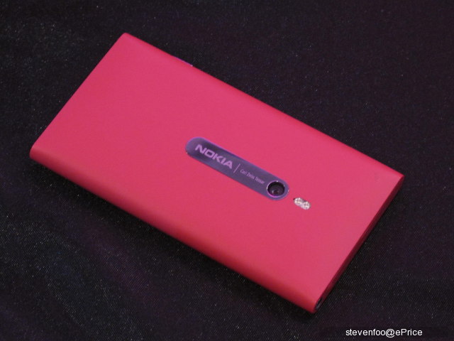 //timgm.eprice.com.hk/hk/mobile/img/2011-11/19/44727/stevenfoo_2_Nokia-Lumia-800_b69ee923c8c061c30e81fd66352b1a36.JPG
