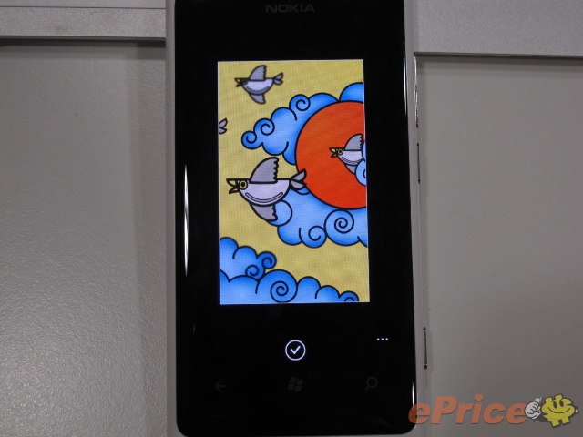 //timgm.eprice.com.hk/hk/mobile/img/2012-03/15/46525/keithyim_3_Nokia-Lumia-800_10415e09fe1d39c1627203d82f82ea3b.JPG
