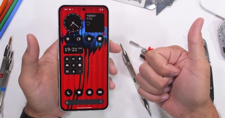 Youtuber 都大讚做工好  Nothing Phone (2) 通過暴力測試  