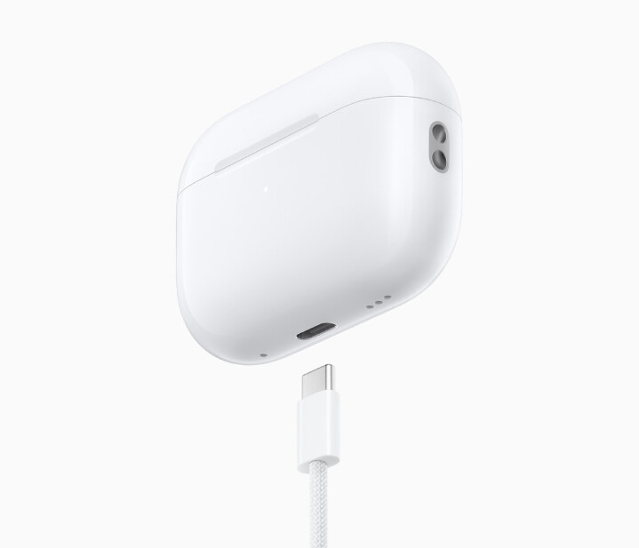 Apple-AirPods-Pro-2nd-generation-USB-C-connection-230912_inline.jpg.large_2x.jpg