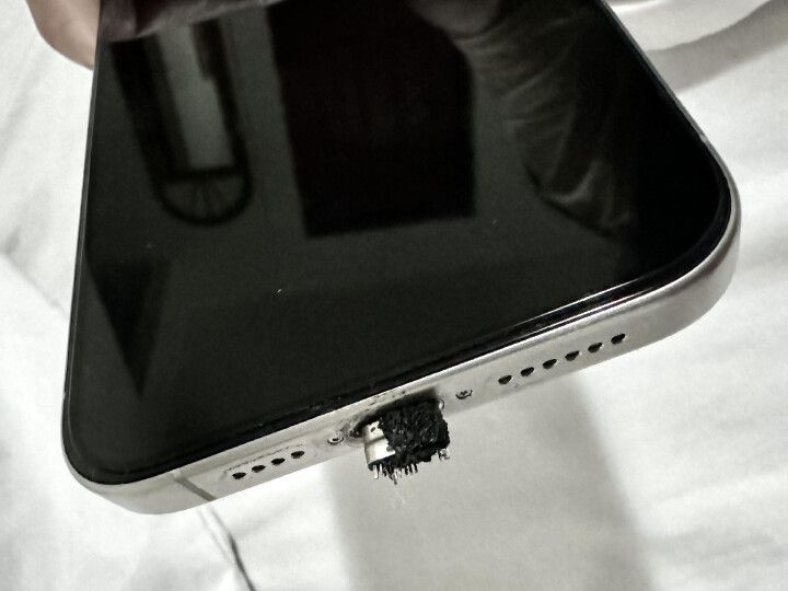 iPhone 15 Pro Max 災難現場  機身過熱致充電頭溶化