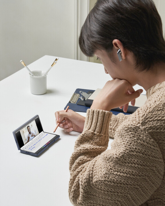 006-lifestyle-galaxy-zfold6-navy-buds3pro-silver-spen.jpg 006-lifestyle-galaxy-zfold6-navy-buds3pro-silver-spen.jpg