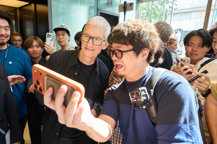 Apple-Ginza-opening-day-Tim-Cook-selfie-with-customer_big.jpg.large_2x.jpg Apple-Ginza-opening-day-Tim-Cook-selfie-with-customer_big.jpg.large_2x.jpg