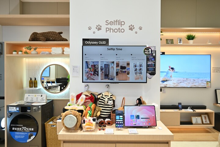 _Paw-fect Living with Samsung_ AIRSIDE SES Pop Up_Photo Booth Props.JPG