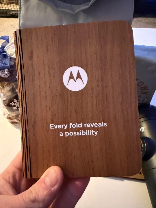 Motorola-book-style-foldable-teaser-2.jpeg