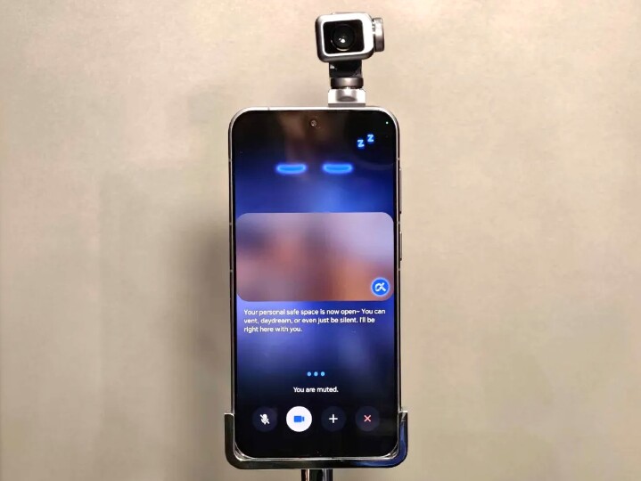 Honor-Robot-Phone-showcased-with-AI-buddy-and-robotic-camera-teasing-lifelike-interactions-as-a-daily-companion.jpg