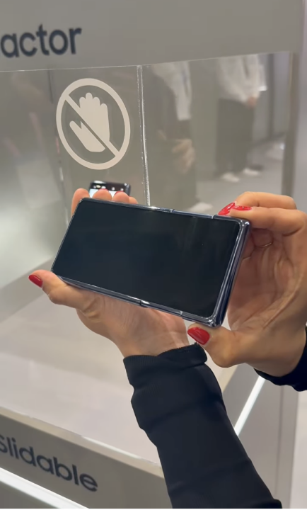 手機螢幕會「拉長」！三星展示滑動延伸 OLED 新概念機