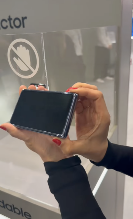 手機螢幕會「拉長」！三星展示滑動延伸 OLED 新概念機