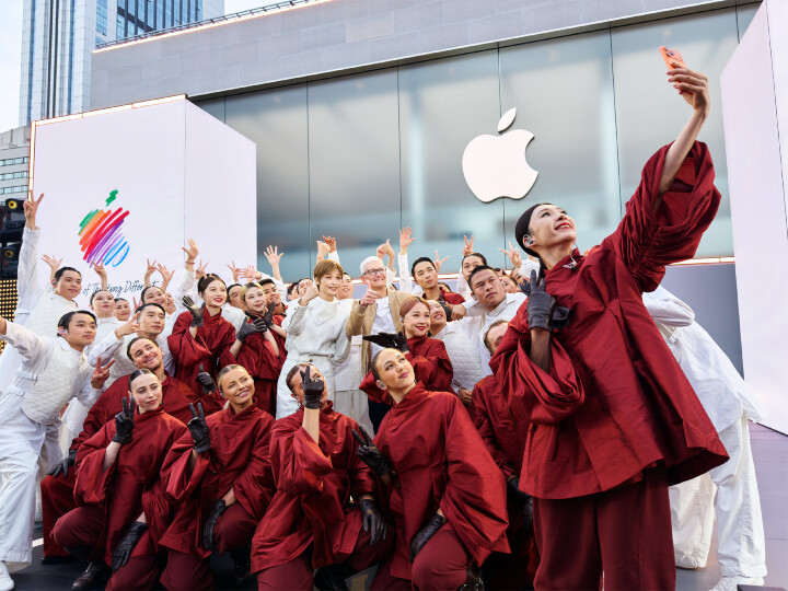 Apple-50-year-anniversary-Chengdu-Chris-Lee-and-dancers-selfie-with-CEO-Tim-Cook_big.jpg.large_2x.jpg Apple-50-year-anniversary-Chengdu-Chris-Lee-and-dancers-selfie-with-CEO-Tim-Cook_big.jpg.large_2x.jpg