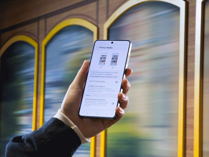 016-lifesytle-galaxy-s26ultra-cobaltviolet-privacy-display-trambooth.jpg