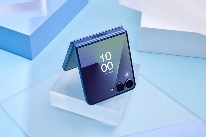 002-product-galaxy-zflip7-blueshadow.jpg