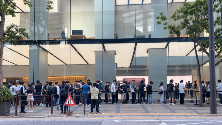 玻璃旗艦店外的長長人龍01.png