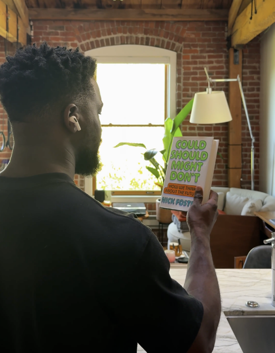 AirPods 內建鏡頭再曝光  Apple 系統影片首度展示功能 Visual Intelligence 成最大亮點
