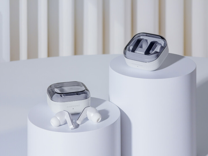 006-lifestyle-galaxy-buds4pro-white-galaxy-buds4-white-combo.jpg 006-lifestyle-galaxy-buds4pro-white-galaxy-buds4-white-combo.jpg