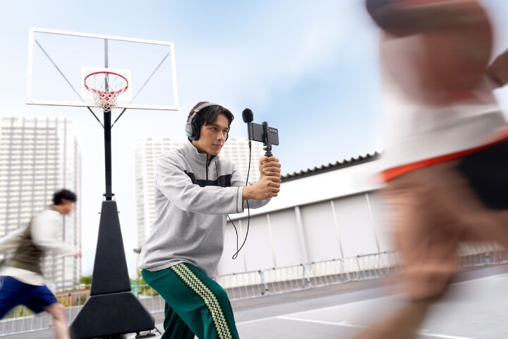 ECM-AX10_Lifestyle_Real-time_Monitoring.jpg ECM-AX10_Lifestyle_Real-time_Monitoring.jpg