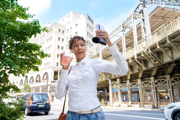 ECM-AX10_Lifestyle_Selfie_Shooting.jpg ECM-AX10_Lifestyle_Selfie_Shooting.jpg