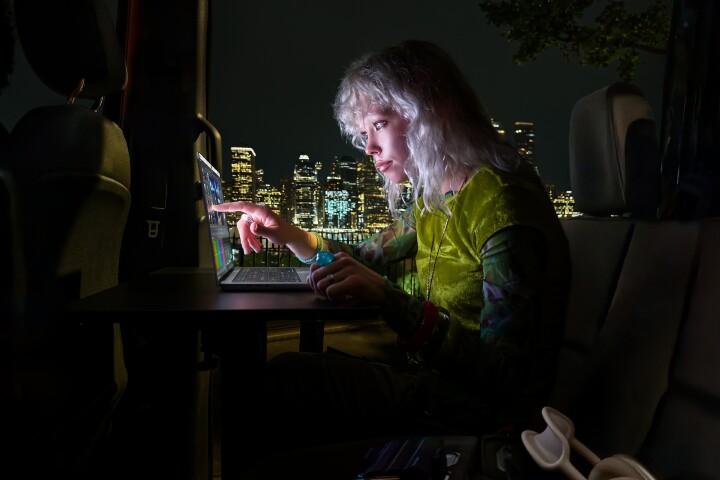 Apple-MacBook-Pro-with-PROLED-XDR-Display-lifestyle-travel-261028.jpg