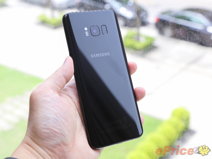 三星 Galaxy S8+ 晶墨黑外觀寫真、S7 Edge 同台比拚電力 三星 Galaxy S8+ 晶墨黑外觀寫真、S7 Edge 同台比拚電力