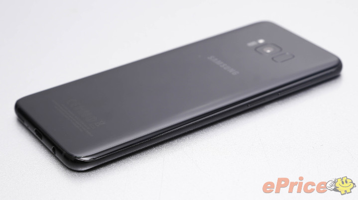 三星 Galaxy S8+ 晶墨黑外觀寫真、S7 Edge 同台比拚電力 三星 Galaxy S8+ 晶墨黑外觀寫真、S7 Edge 同台比拚電力