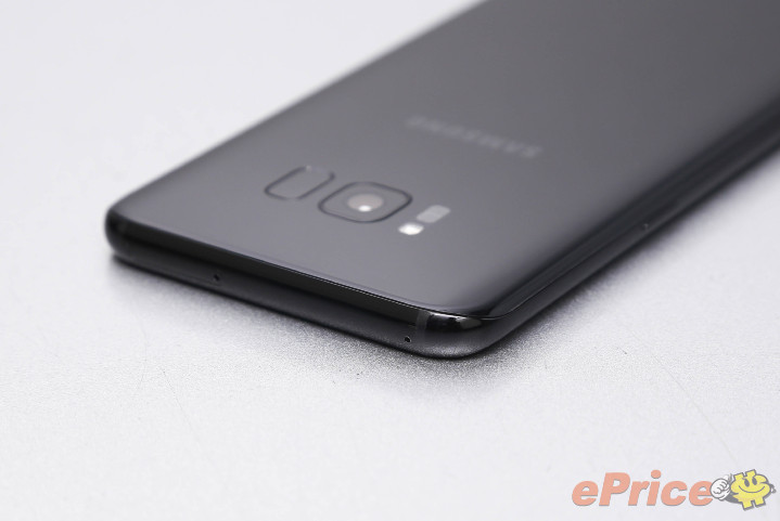 三星 Galaxy S8+ 晶墨黑外觀寫真、S7 Edge 同台比拚電力 三星 Galaxy S8+ 晶墨黑外觀寫真、S7 Edge 同台比拚電力