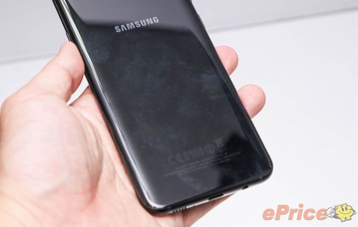 三星 Galaxy S8+ 晶墨黑外觀寫真、S7 Edge 同台比拚電力 三星 Galaxy S8+ 晶墨黑外觀寫真、S7 Edge 同台比拚電力