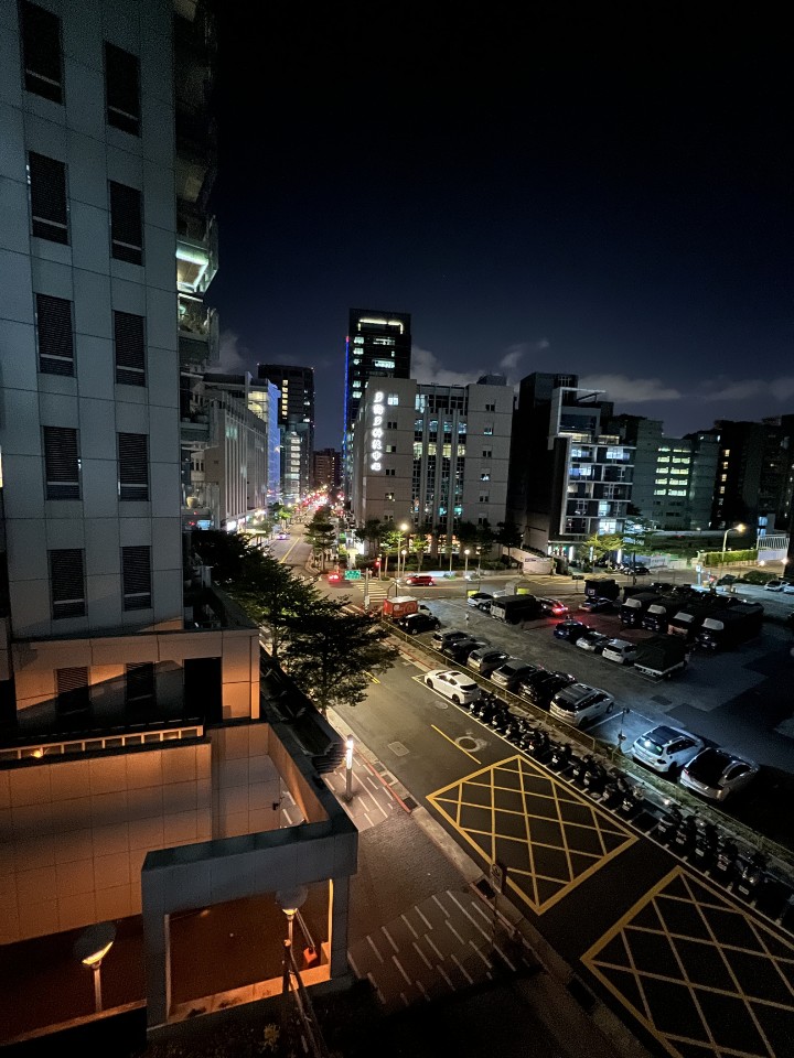 06-iPhone 13 Pro Max超廣角夜景模式.JPG