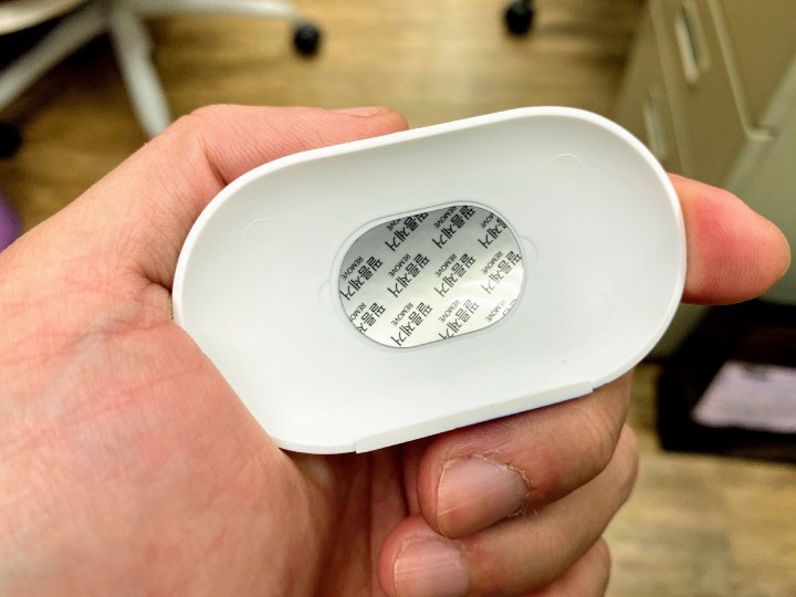 頂蓋使用雙面膠黏接